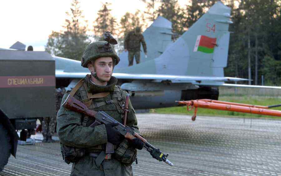 Die belarussische Luftwaffe und die Luftabwehrtruppen des Landes seien bereit, auf Provokationen zu reagieren