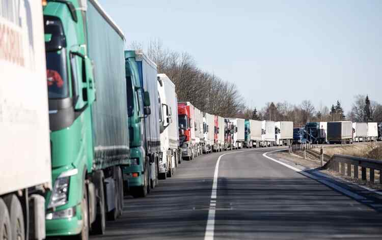 Mehr als 3 Tausend Lastwagen stecken in Warteschlangen an der Grenze der Ukraine mit den EU-Ländern fest