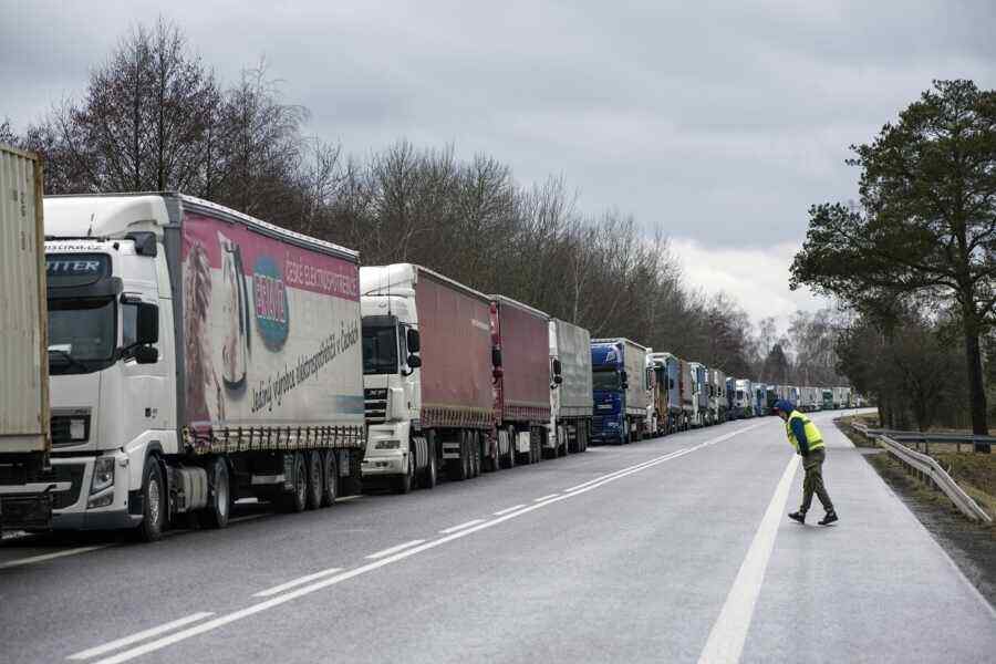 Die Schlange der Lastwagen an der polnisch-ukrainischen Grenze hat 2.300 Fahrzeuge erreicht