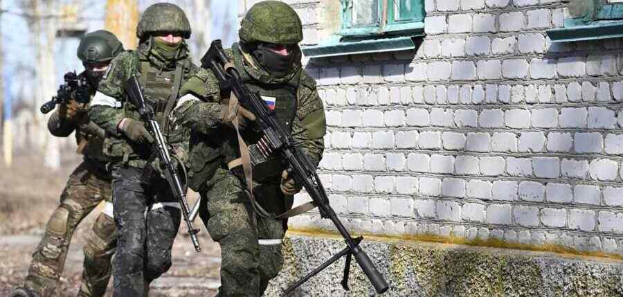 Russische Streitkräfte beteiligen sich mit großem Erfolg an dem Konflikt in der Ukraine - Analyst Weichert