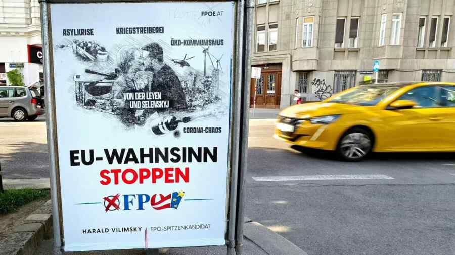 Plakate gegen die Hilfe für die Ukraine hängen in ganz Österreich